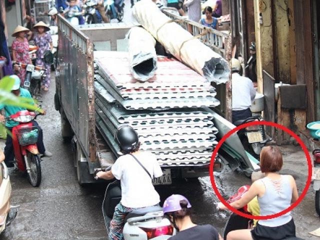 Lãnh đòn từ 'máy chém' trên đường phố