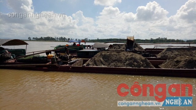 Bắt quả tang 3 tàu khai thác cát trái phép