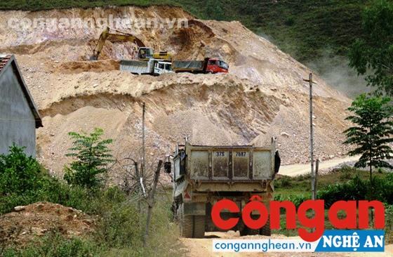 Chính quyền 'bật đèn xanh' cho doanh nghiệp khai thác đất trái phép