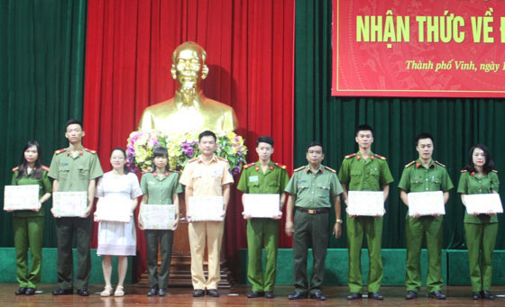 Trao thưởng cho các học viên xuất sắc tham gia lớp bồi dưỡng nhận thức về Đảng năm 2016