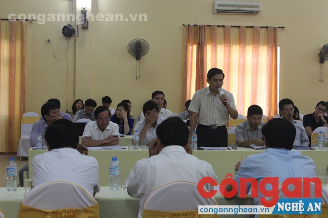 Đại diện các Sở trả lời thắc mắc được đưa ra trong buổi họp báo