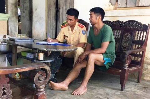 Cán bộ Phòng Cảnh sát đường thủy tiến hành lập biên bản