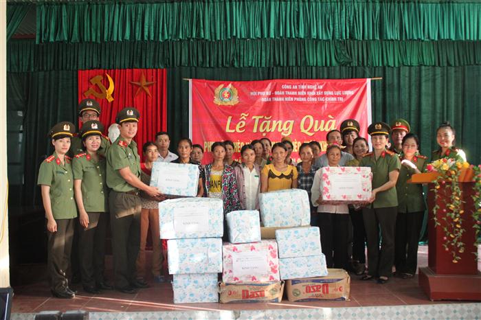 Tặng quà cho các em học sinh nghèo vượt khó tại huyện Quế Phong