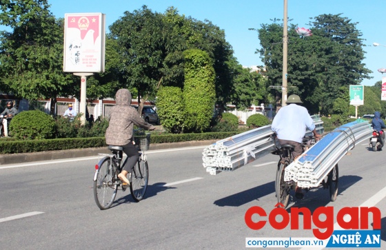 Phương tiện chở hàng cồng kềnh lưu thông trên Quốc lộ