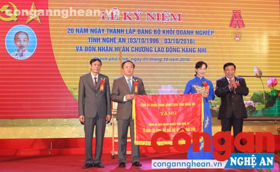 Chủ tịch UBND tỉnh Nguyễn Xuân Đường trao tặng bức trướng của Tỉnh ủy, HĐND, UBND, Ủy ban MTTQ Việt Nam tỉnh Nghệ An cho Đảng bộ Khối Doanh nghiệp