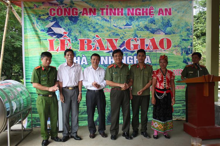 Công an Nghệ An: Bàn giao nhà tình nghĩa tại Tương Dương
