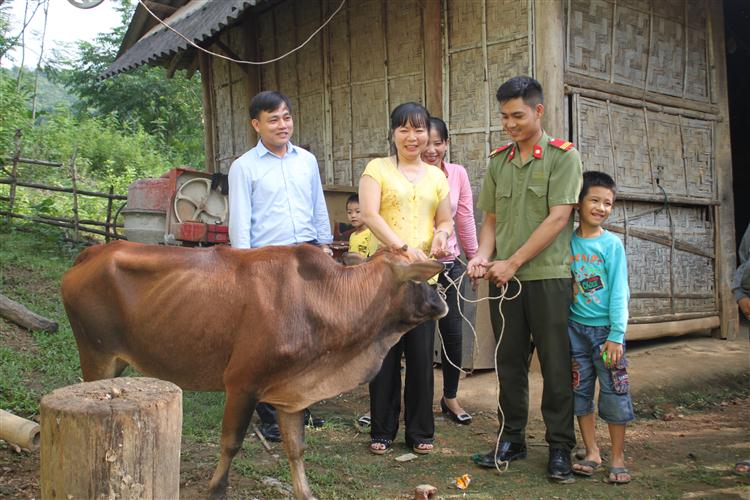 Các đơn vị, cá nhân trao quà cho đồng chí Vi Văn Ninh
