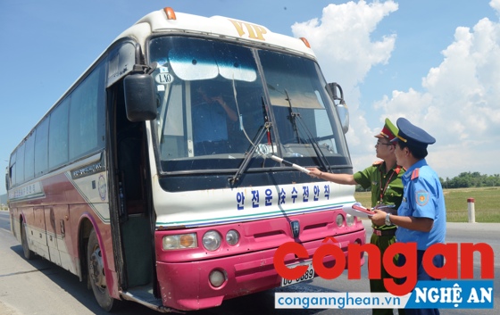 Xử lý 65 xe ôtô biển kiểm soát Lào vi phạm