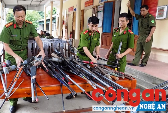 Giao nộp vũ khí, vật liệu nổ, công cụ hỗ trợ