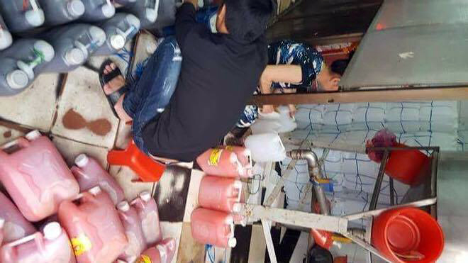 Quá trình sản xuất hoàn toàn thủ công, trên nền nhà mất vệ sinh, hệ thống chiết rót tự chế.