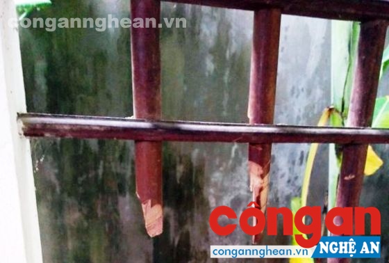Chặt phá cửa sổ, lấy trộm tiền nhà rồi báo Công an