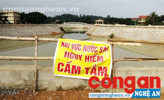 Ngã xuống hồ bơi đang xây, cháu bé may mắn được cứu