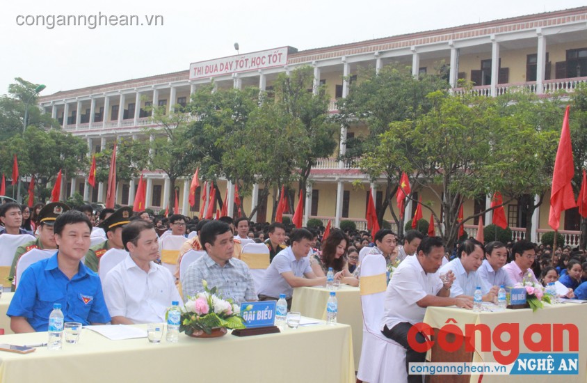 Đông đảo đại biểu và học sinh, thanh niên tham gia lễ phát động