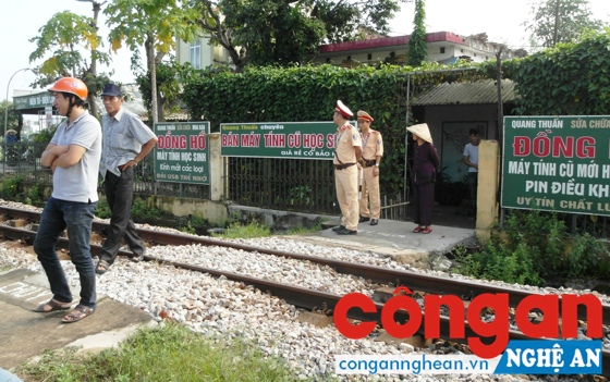 Cố  tình vượt tàu hỏa, 2 người bị thương nặng