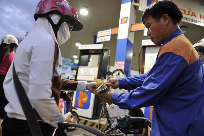 Giá xăng tăng lần thứ tư liên tiếp