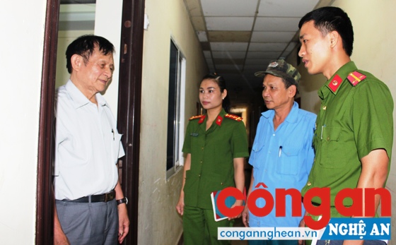 Cảnh sát khu vực Công an phường Vinh Tân kiểm tra tạm trú, tạm vắng tại khu chung cư Tân Phúc, phường Vinh Tân, TP Vinh