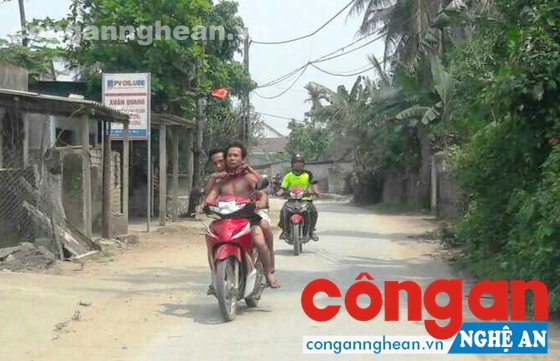 Hình ảnh Chu Văn Sơn lên cơn “ngáo đá”, dùng dao khống chế nhiều con tin trong suốt 5 giờ đồng hồ ở Diễn Châu