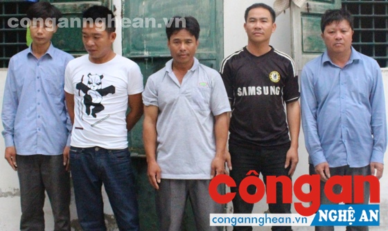 5 đối tượng đang bị tạm giữ tại Công an huyện Quỳnh Lưu