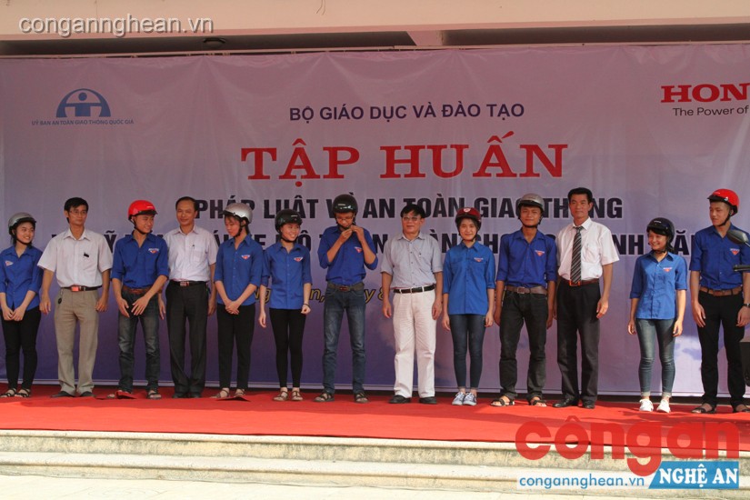 Trao tặng mũ bảo hiểm cho học sinh