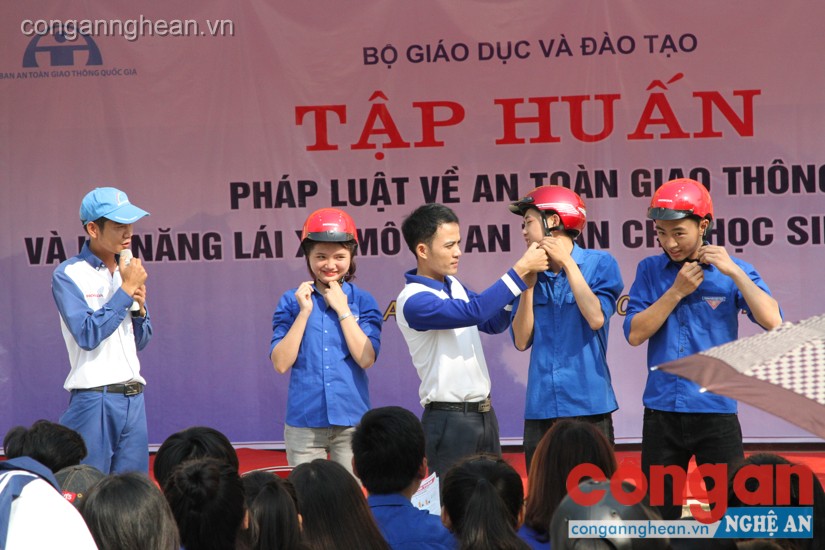 Hướng dẫn kỹ năng đội mũ bảo hiểm và lái xe an toàn khi tham gia giao thông