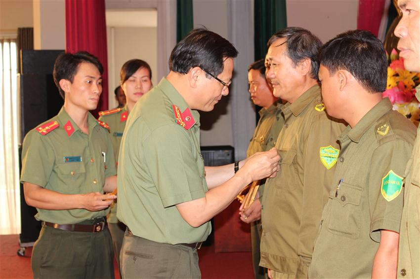 Đồng chí Đại tá Nguyễn Hữu Cầu, Giám đốc Công an tỉnh trao kỷ niệm chương cho Trưởng Công an xã, thị trấn