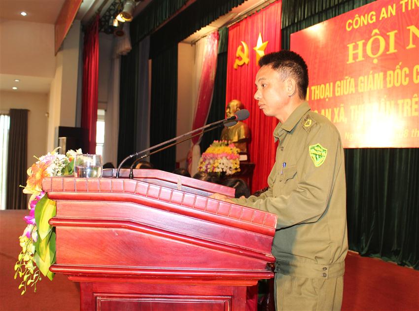 Đại diện Trưởng Công an xã trình bày kiến nghị tại Hội nghị