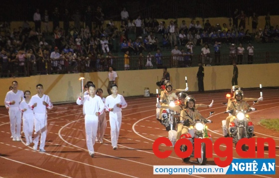 Tổ nữ CSGT dẫn đoàn làm nhiệm vụ tại Hội khỏe Phù Đổng năm 2016 - Ảnh: Huyền Thương