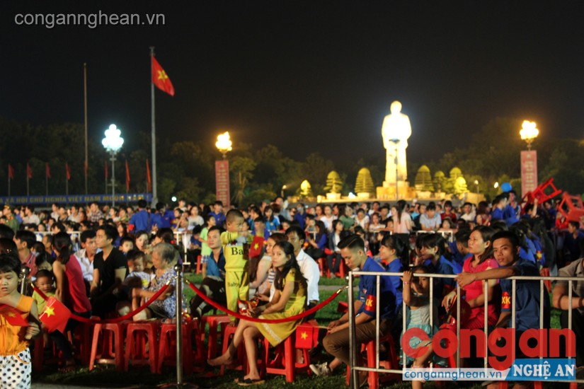 Đông đảo các tầng lớp nhân dân và bạn trẻ say sưa theo dõi chương trình