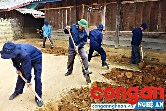 Các CBCS Đội Quy tập trong một lần quy tập tại nước bạn Lào (Ảnh do Đội Quy tập cung cấp)