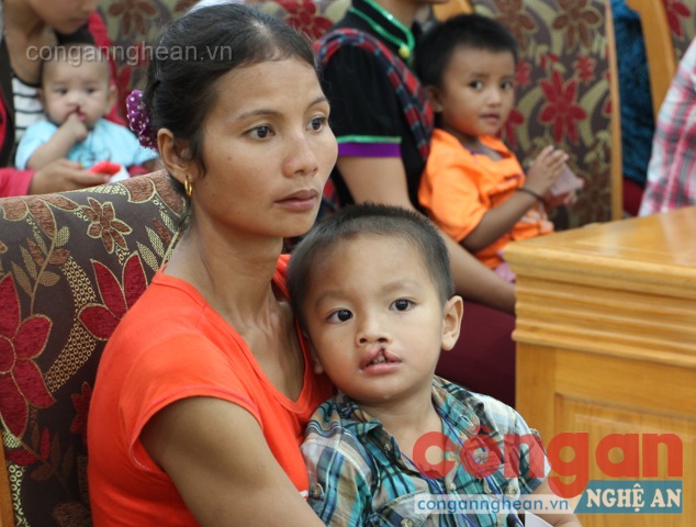 Trẻ em bị hở môi, hở hàm ếch không những gặp khó khăn trong sinh hoạt hàng ngày mà còn chịu nhiều tổn thương về tinh thần