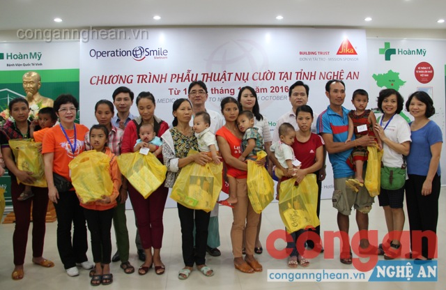 Chương trình tặng 10 suất quà cho các gia đình&nbsp;có hoàn cảnh đặc biệt khó khăn trước khi tiến hành phẩu thuật