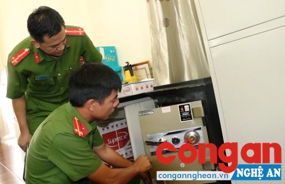 Lực lượng Công an kiểm tra hiện trường vụ phá két sắt trộm tài sản