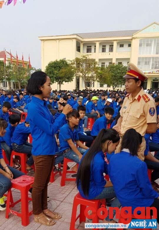 Học sinh trả lời câu hỏi mà cán bộ đội CSGT đưa ra
