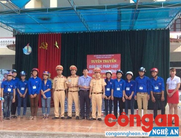 Tuyên truyền luật ATGT cho gần 1.000 học sinh