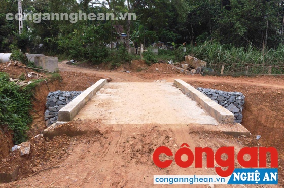 Cây cầu gây khó khăn trong việc đi lại của người dân