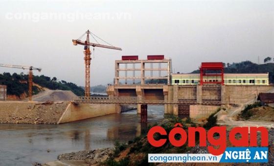 Sắp vận hành, vẫn vướng mắc đền bù giải phóng mặt bằng