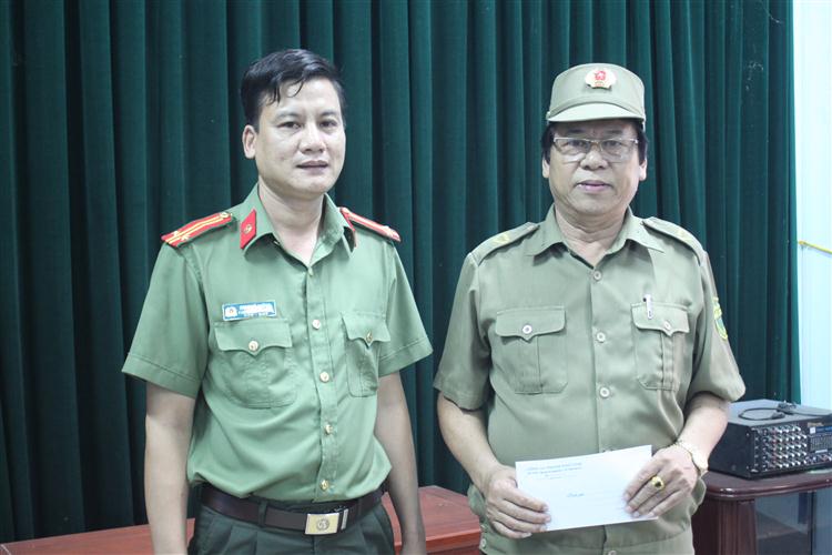 Lãnh đạo Công an TP Vinh trao quà cho ông Đường Cảnh Phúc
