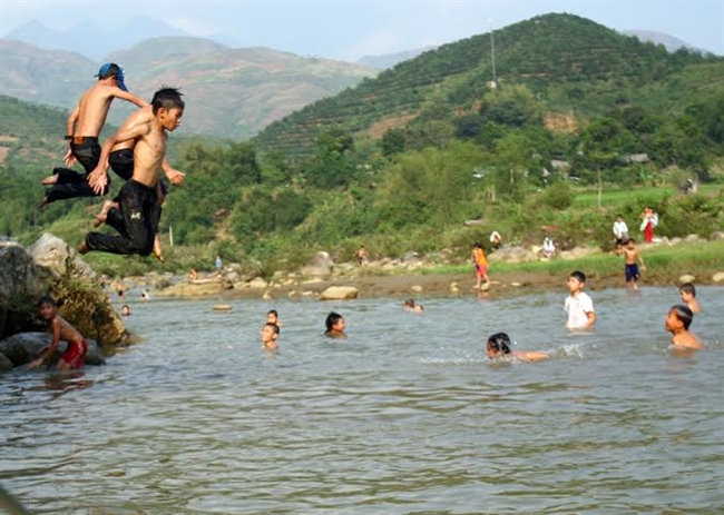Trẻ em vùng cao mạo hiểm tính mạng vì thiếu sân chơi