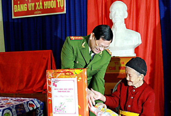 Công nhận chức danh Phó Giáo sư đối với đồng chí Đại tá Nguyễn Hữu Cầu, Giám đốc Công an Nghệ An