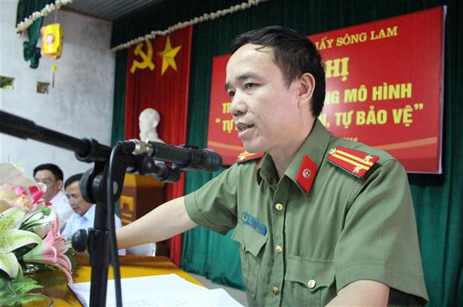 Đại diện lãnh đạo phòng Phong trào Công an tỉnh phát biểu tại hội nghị