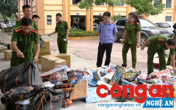 Tiêu hủy hàng nhập lậu trị giá gần 200 triệu đồng