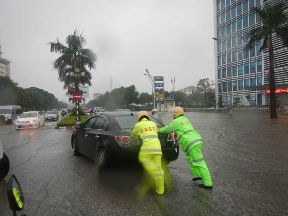 TP Vinh: Đường thành sông, CSGT đẩy xe giúp dân