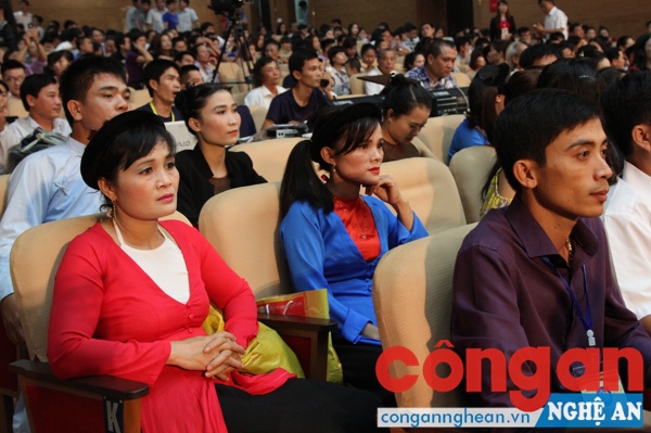 Rất đông người dân đến với đêm khai mạc Liên hoan