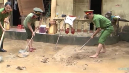 Công an vùng lũ huy động lực lượng giúp dân