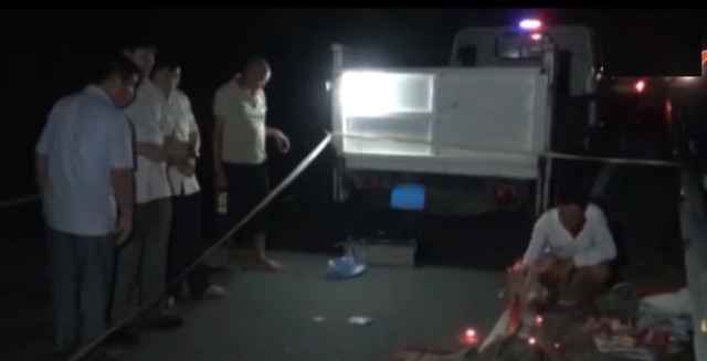 Xe khách lấn làn húc bay 2 vợ chồng xuống vực