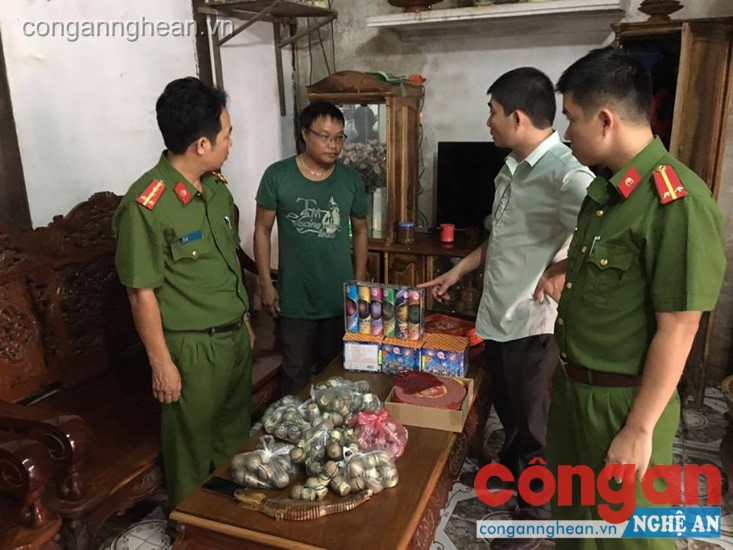Bắt quả tang đối tượng cất giấu pháo tại nhà