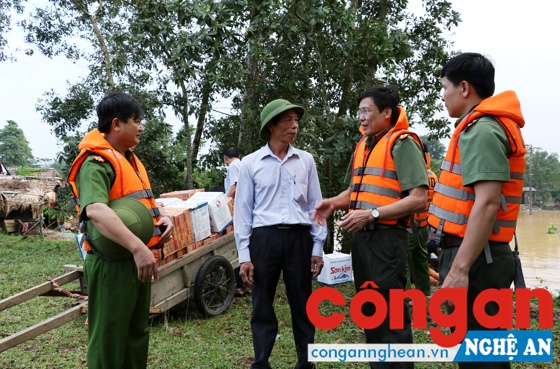 Trao 1.000 suất quà cho nhân dân vùng lũ