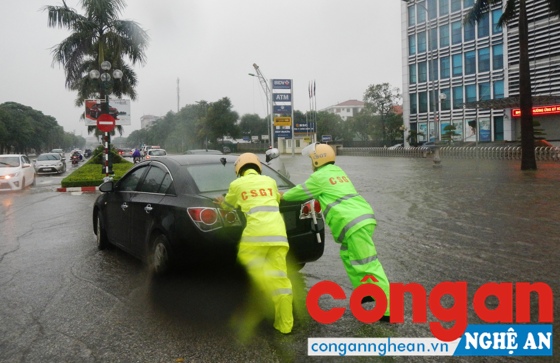CSGT Công an TP Vinh hỗ trợ di chuyển phương tiện qua tuyến đường ngập nước