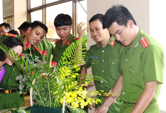 Nam đoàn viên, thanh niên trổ tài cắm hoa nghệ thuật
