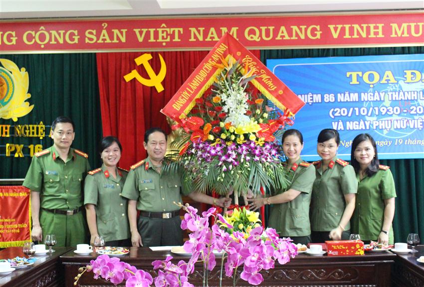 Lãnh đạo Công an Nghệ An chúc mừng Hội Phụ nữ nhân ngày 20/10
